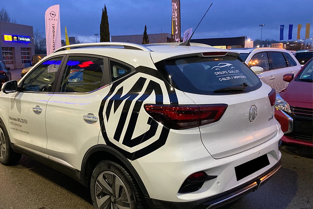 marquage de véhicule professionnel avec adhésif personnalisé